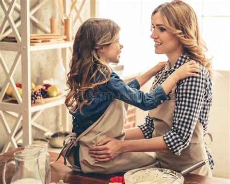 Mamma Och Dotterbakning Fotografering För Bildbyråer Bild Av Barn