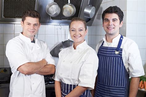 Portret Van Het Vrouwelijke Restaurant Kitch Van Chef Kokpreparing