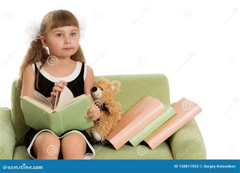 NiÃa PequeÃa Con Un Libro Aislado Sobre Fondo Blanco Imagen de