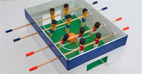 Как сделать настольный футбол для детей из коробки своими руками ...
