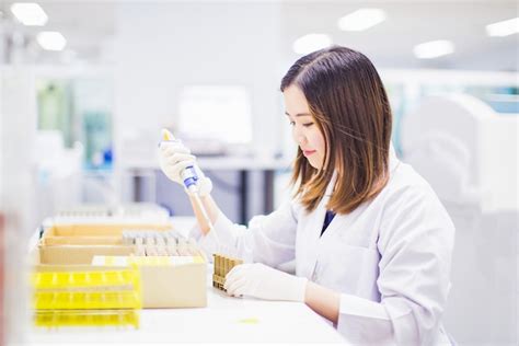 Tecnólogo Médico Que Trabaja En El Laboratorio Foto Premium