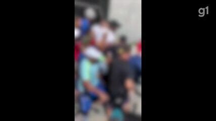 Vídeo mostra briga generalizada entre alunos de escola estadual em rua