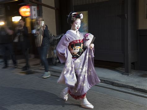 Kyoto Gion Geisha District Evening Walking Tour With English Speaking