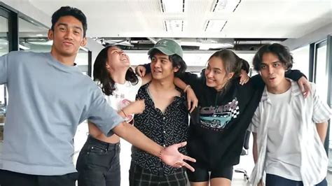 Debut Bintangi Web Series Ini 6 Potret Daffa Wardhana Bareng Para