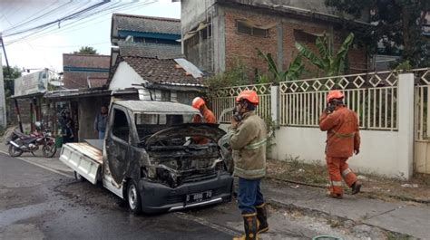 Mobil Grandmax Tiba Tiba Terbakar Di Pinggir Jalan Sleman Diduga