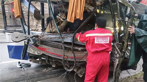 BUS SE DESPISTA Y COLISIONA CON CERRO EN LA VIA OROYA A HUANCAYO