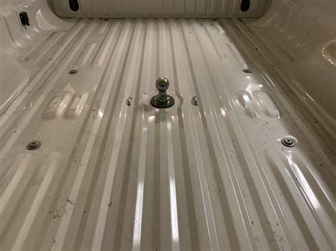 This weird hitch ball sticking up in the middle of a truck bed : r