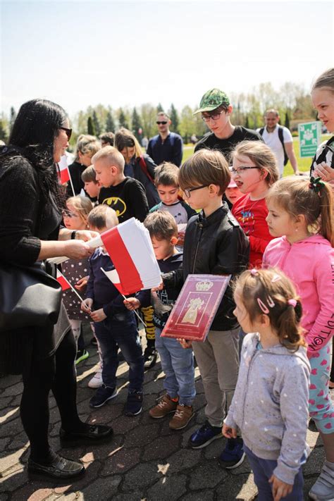 Dzie Flagi Rzeczpospolitej Polskiej Dzieciom O Polskich Barwach