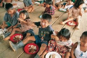 Niños Alimentando A Los Pobres