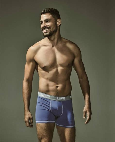 Cauã Reymond posa de cueca em campanha publicitária Emais Estadão