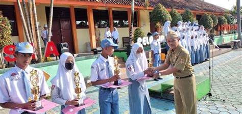 Penyerahan Piala Dan Piagam Penghargaan Langsung Dari Bapak Kepala