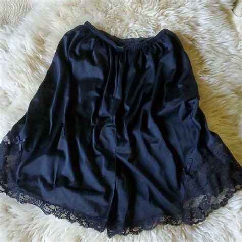 Vintage Olga Black Half Slip Gem