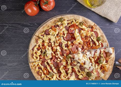 Pizza Coberta Molho De Tomate Queijo Catupiry Peperoni Fatiado