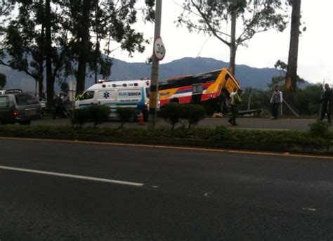 Accidente De Bus En Copacabana Dejó 10 Personas Heridas