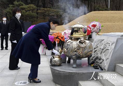 韩国前总统朴槿惠出院先拜访父母墓地后返乡 搜狐大视野 搜狐新闻