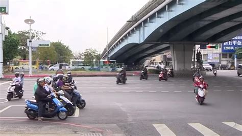 待轉區變待撞區暗藏危險？ 機車族爭道路平權｜東森新聞：新聞在哪 東森就在哪裡