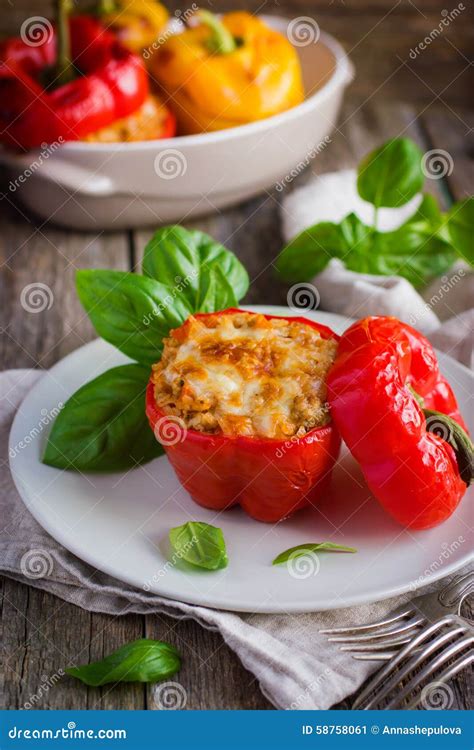 Pimientas Rellenas Con La Carne El Arroz Y Las Verduras Imagen De