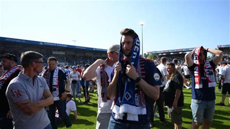 Pensaron que habían ascendido invadieron la cancha y luego pasó lo que