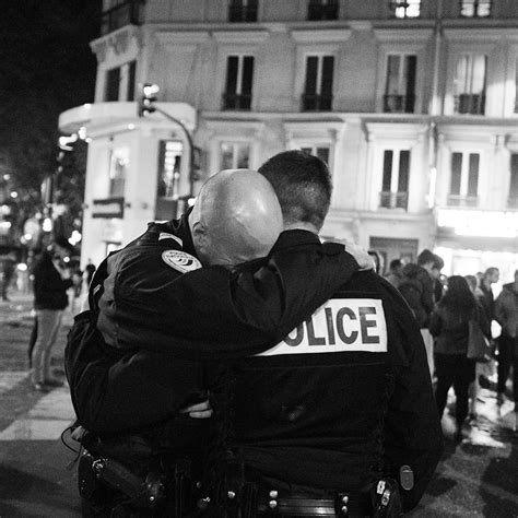 Attentats Paris Lhistoire De La Photo Des Policiers Mus Aux