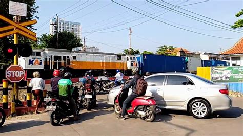 PALANG PINTU PERLINTASAN KERETA API JL PETEK SEMARANG KA BARANG