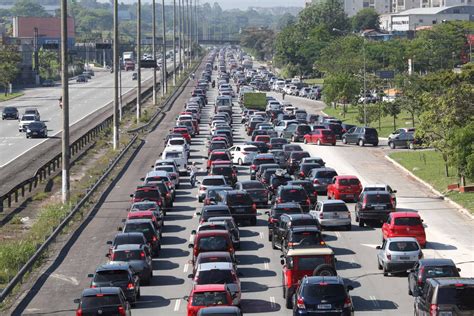 Motoristas enfrentam congestionamento recorde em SP trânsito é lento