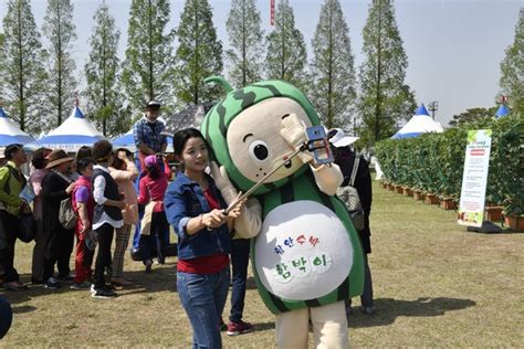 포토뉴스 외국인도 즐기는 4월 봄 축제 ‘함안수박축제 뉴스테이지