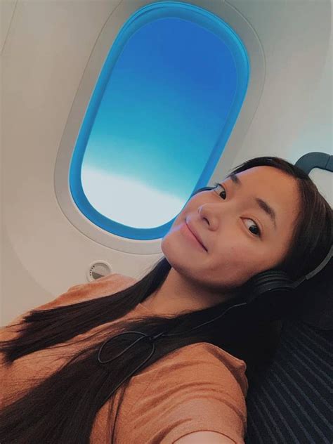 Hot girl đúng là hot girl có mỗi cái cửa sổ máy bay mà cũng tạo dáng chụp được ảnh đẹp hết nấc