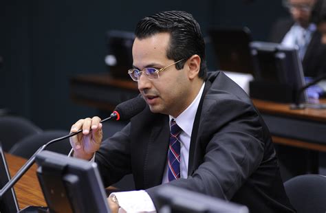 Em V Deo Comando Vermelho Amea A Deputado Do Cear