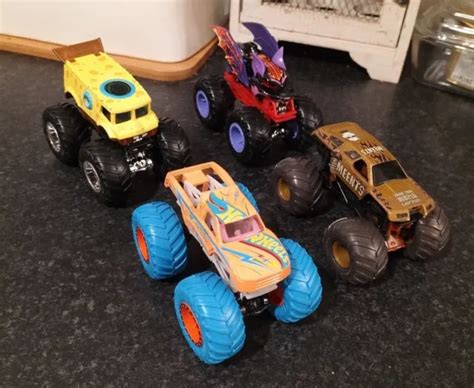 HOT WHEELS Monster LKW BATTITUDE SPONGEBOB LEUCHTEN IM DUNKLEN TEAM MEENTS EUR PicClick DE
