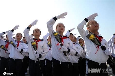 中国少年先锋队成立72周年 鲜艳的红领巾飘扬胸前 搜狐大视野 搜狐新闻