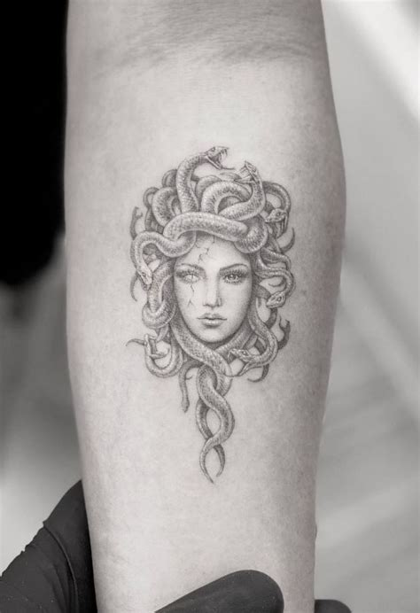 Discovering The Meaning Of Medusa Tattoos And Symbols Tattooswin Riset