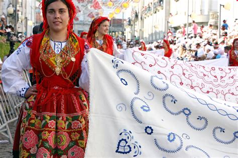 Mais De Mordomas De Sete Pa Ses Em Desfile Da Romaria Dagonia