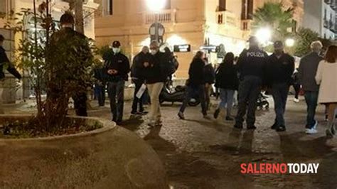 Covid A Salerno La Polizia Rimprovera I Pedoni Senza Mascherina