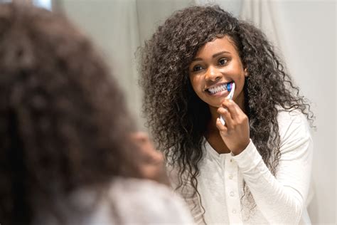 Diferença entre placa bacteriana e tartaro nos dentes Oral B