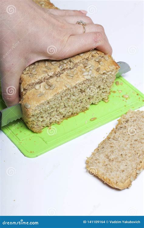 Pan De La Hornada En Casa Un Pan Del Pan Integral Recientemente Cocido