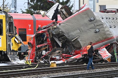 Czołowe zderzenie pociągów w Gdyni Są ranni ZDJĘCIA wGospodarce pl