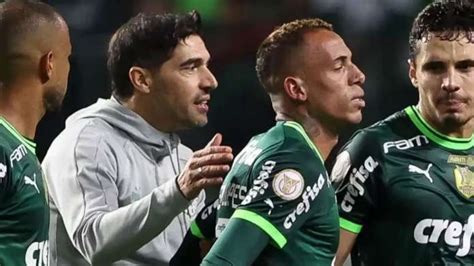 Palmeiras Abel e elenco abraçam Breno Lopes após polêmica Rádio