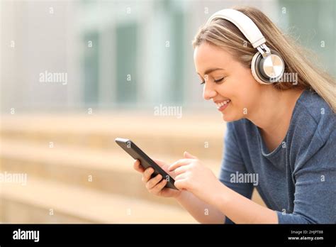 Un Adolescent Heureux Portant Un Casque Qui Coute De La Musique En