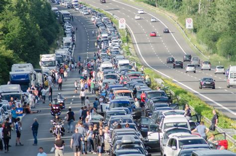 Derzeit Kilometer Stau Nach Schwerem Unfall Auf Der A Zwischen