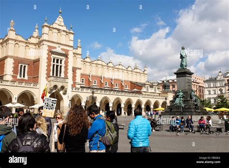 Tuchhalle Und Adam Mickiewicz Denkmal Auf Dem Marktplatz Krakau Polen