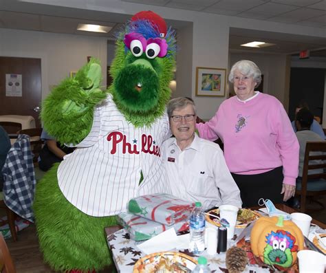 Phillies Host Thanksgiving Dinner At Hope Lodge Philadelphia Phillies