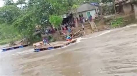 Sungai Cimadur Meluap Dan Nyaris Empaskan Perahu Warga