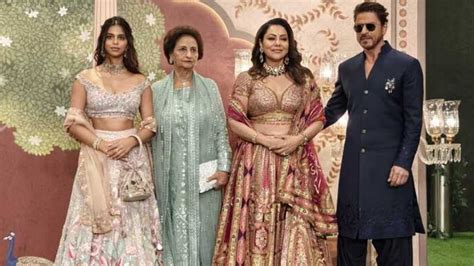 Shah Rukh Khan Steals The Show With Nd Stunning Look As He Poses With