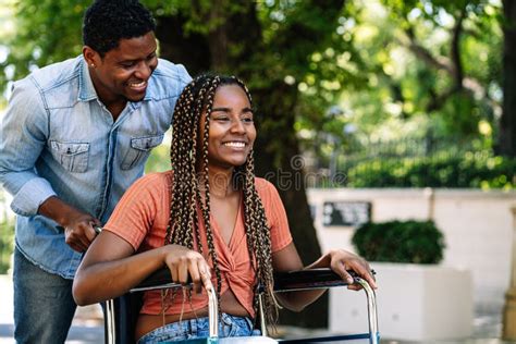 Mujer En Silla De Ruedas Disfrutando De Un Paseo Con Su Novio Imagen