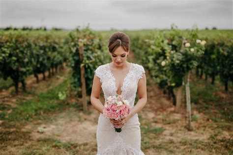 Image libre magnifique la mariée Brunette bouquet de mariage robe de mariée debout