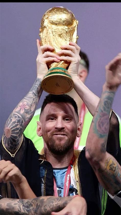 Messi che alza la coppa del mondo Seleccion brasileña de futbol