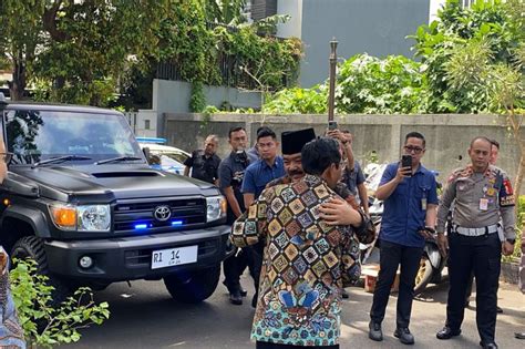 Menko Polhukam Hadi Tjahjanto Kunjungi Mahfud MD Disambut Pelukan Hangat