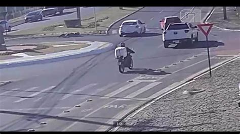 Vídeo Vídeo Carro Dirigido Por Adolescente Bate Em Moto E Atropela