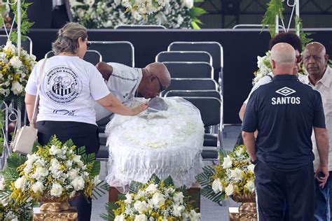 El funeral de Pelé miles de personas despiden a la leyenda brasileña