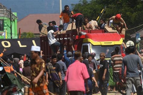 Kelaparan Korban Gempa Di Lombok Utara Makan Kelapa